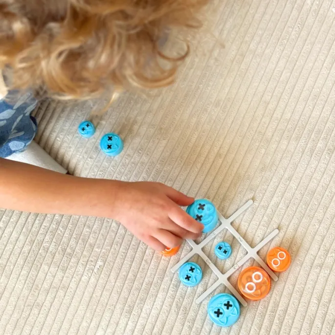 Kółko i krzyżyk w podręcznym pudełku.