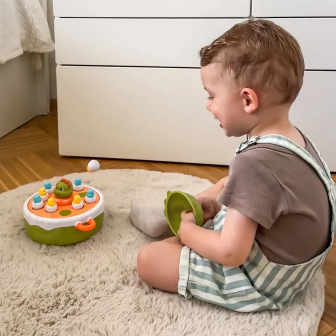 Kolorowy zestaw z dinozaurem samochodzikiem