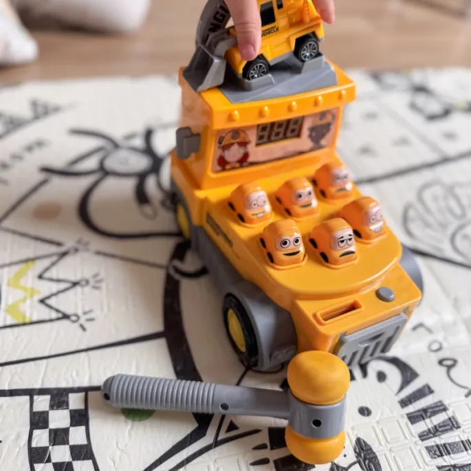 Ciężarówka budowlana w zestawie z grą Uderz Młotkiem