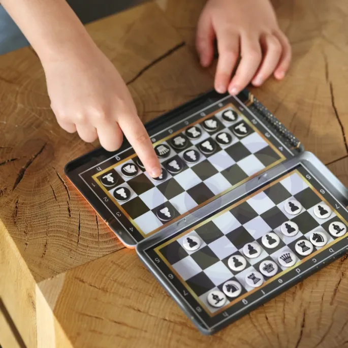 Magnetyczne pionki do gier strategicznych w podróży.