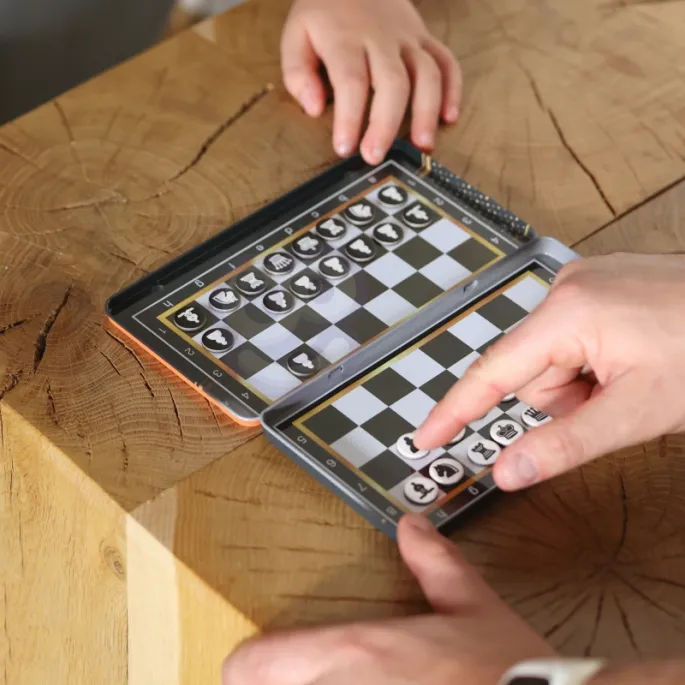 Kompaktowa gra szachowa idealna do zabrania w podróż.