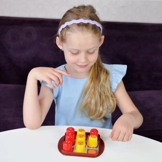 Kolorowe elementy gry WOOPIE IQ kółko i krzyżyk w zbliżeniu