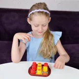 Kolorowe elementy gry WOOPIE IQ kółko i krzyżyk w zbliżeniu