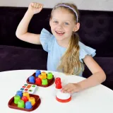 Dziecko grające w WOOPIE IQ podczas podróży samochodem