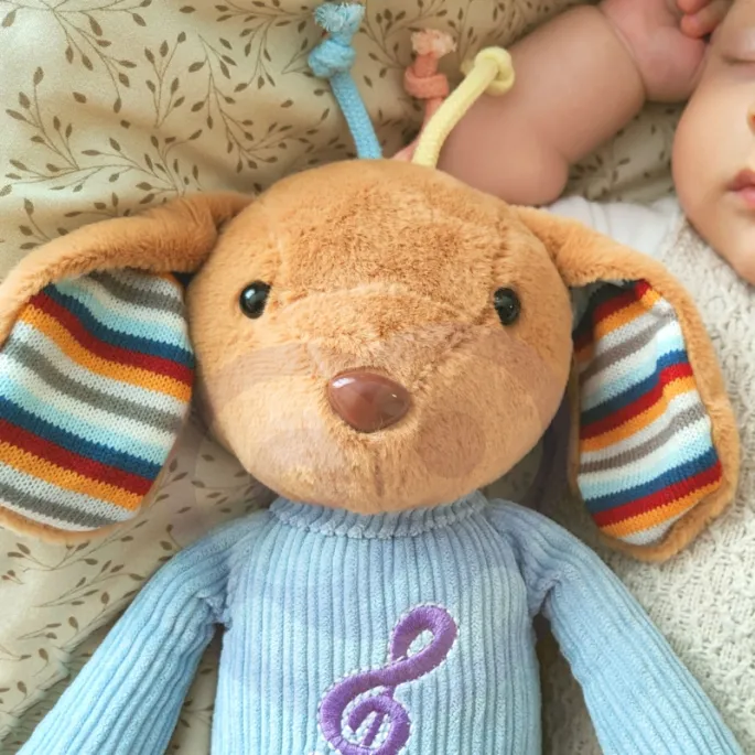 Piesek z różowymi podświetlanymi policzkami