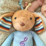 Piesek z różowymi podświetlanymi policzkami