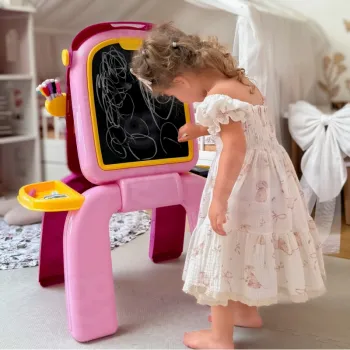 Tablica dla dzieci, wspierająca rozwój manualny i kreatywność.