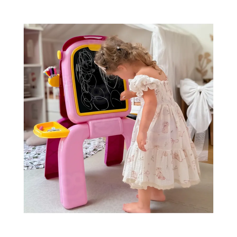 Tablica dla dzieci, wspierająca rozwój manualny i kreatywność.