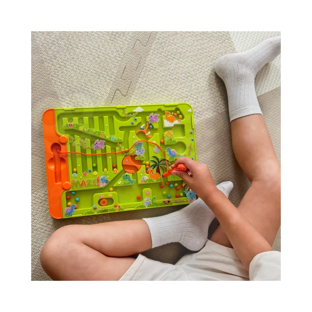 Dzieci bawiące się przy dwustronnej planszy WOOPIE