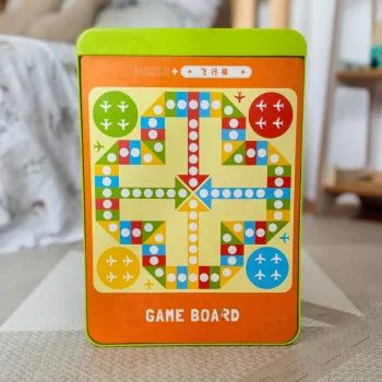 Rodzinne popołudnia z grą Chińczyk na stole