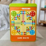 Rodzinne popołudnia z grą Chińczyk na stole