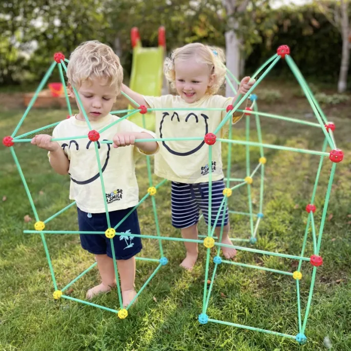 Zestaw z 128 elementami do budowy przestrzennych konstrukcji.