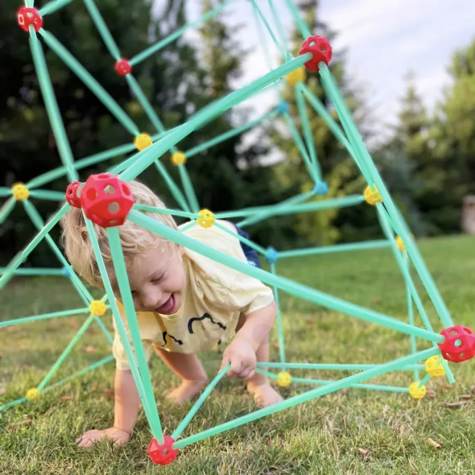 Namiot z klocków konstrukcyjnych idealny na świeżym powietrzu.