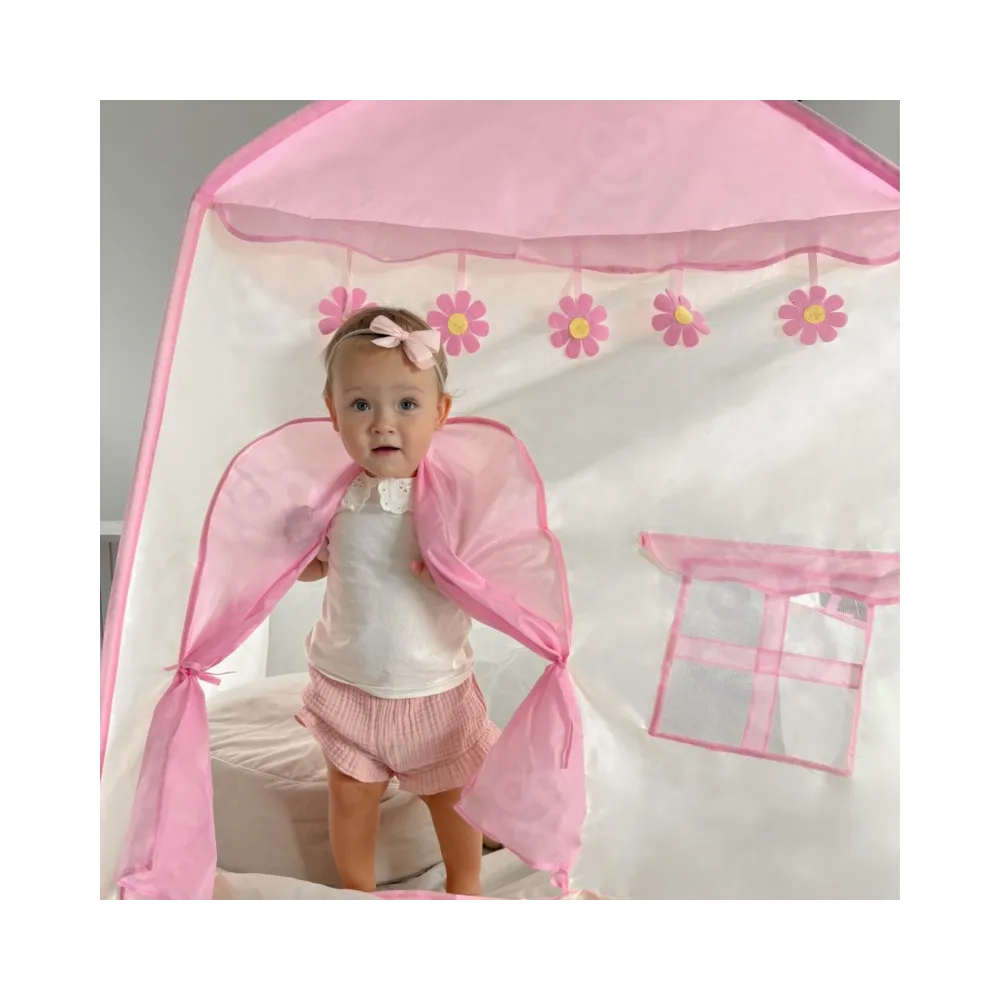 Przestronny domek do zabawy w pokoju dziecięcym