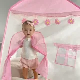 Przestronny domek do zabawy w pokoju dziecięcym