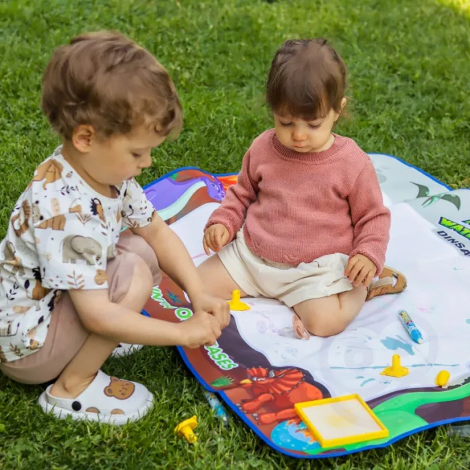 Mata wodna z szablonami i stempelkami do kreatywnego malowania.