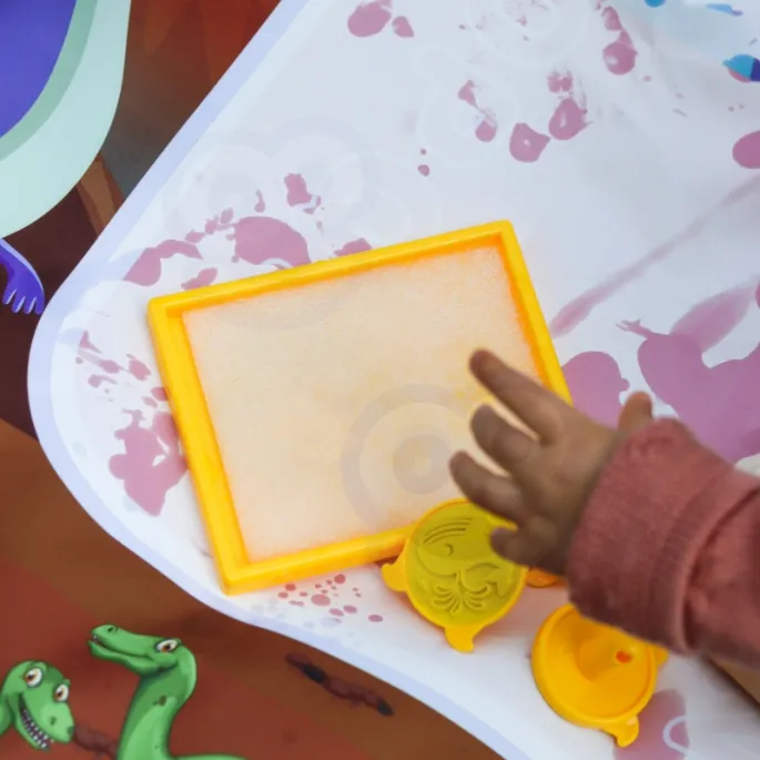 Pisaki wodne na macie do malowania, które znikają po wyschnięciu.