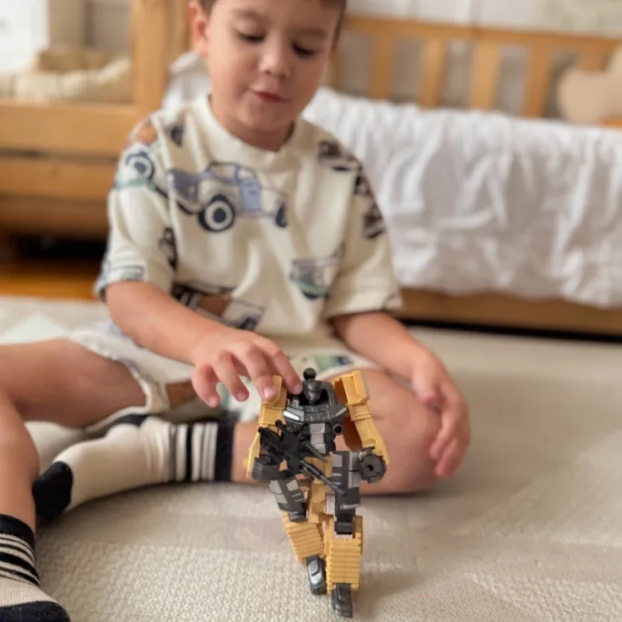 Dynamiczny robot bojowy idealny do zabawy w epickie bitwy.