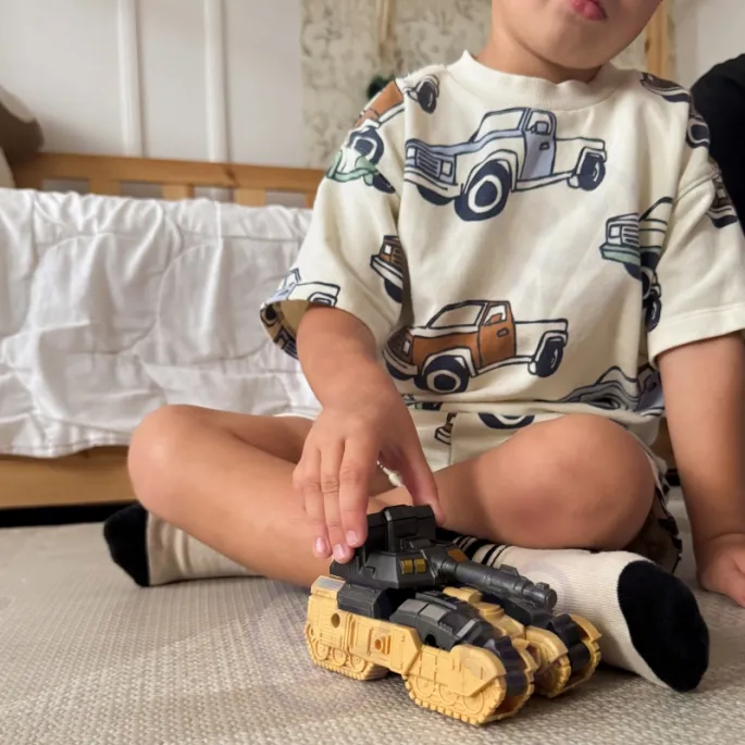 Nowoczesny wygląd zestawu z robotem i czołgiem dla dzieci.