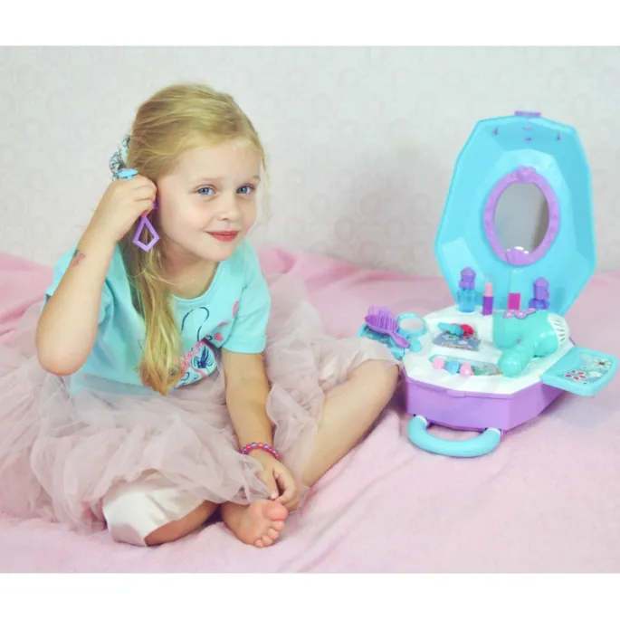 Mała toaletka w walizce z suszarką