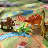 Praktyczny kuferek na zabawki dinozaurów