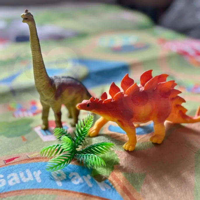 Filcowa mata z scenerią parku dinozaurów