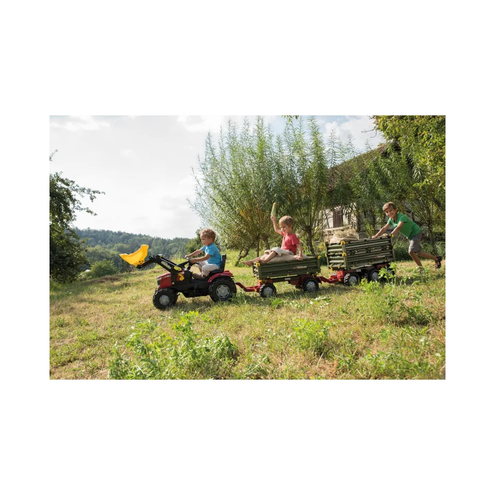 Otwierane burty w przyczepie Rolly Toys dla łatwego załadunku.