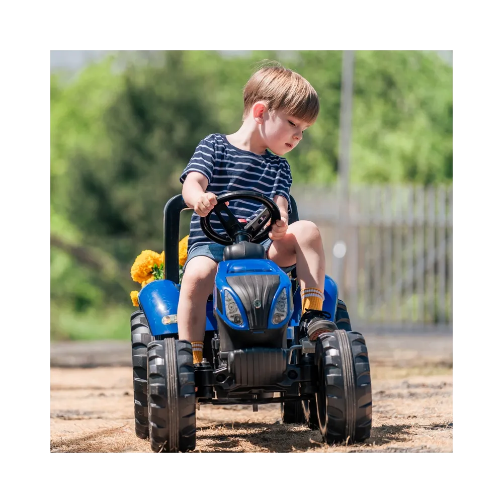Solidny traktor w niebieskim kolorze dla małych traktorzystów