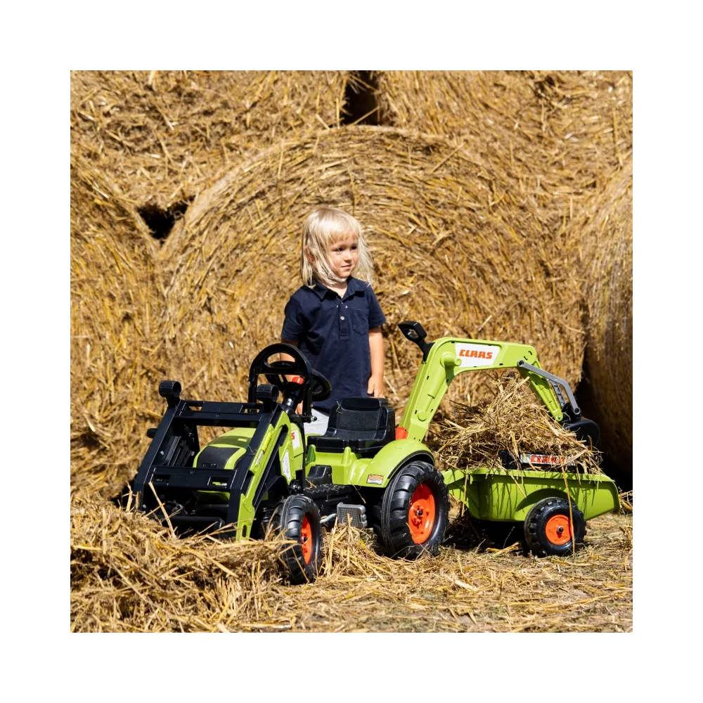 Dziecięca zabawa z traktorem na pedały