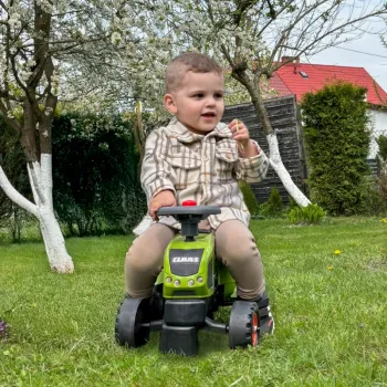 Skrętny traktorek z odczepianą przyczepką dla maluchów.