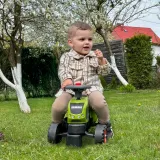 Skrętny traktorek z odczepianą przyczepką dla maluchów.