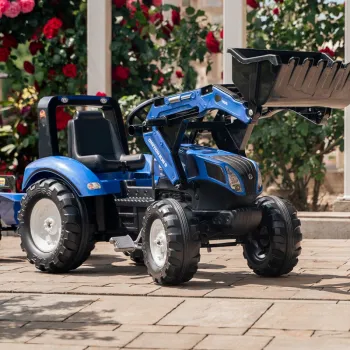 Niebieski traktor z odczepianą przyczepą i klaksonem