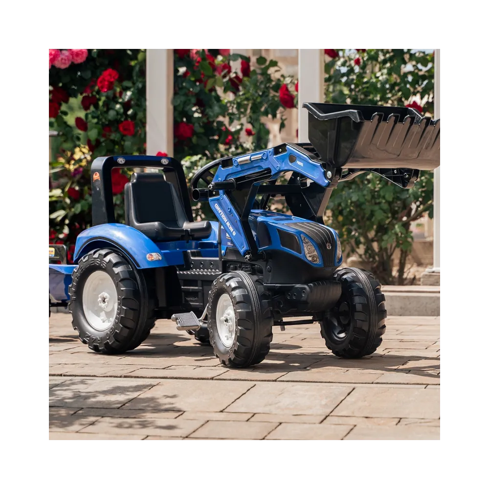 Niebieski traktor z odczepianą przyczepą i klaksonem