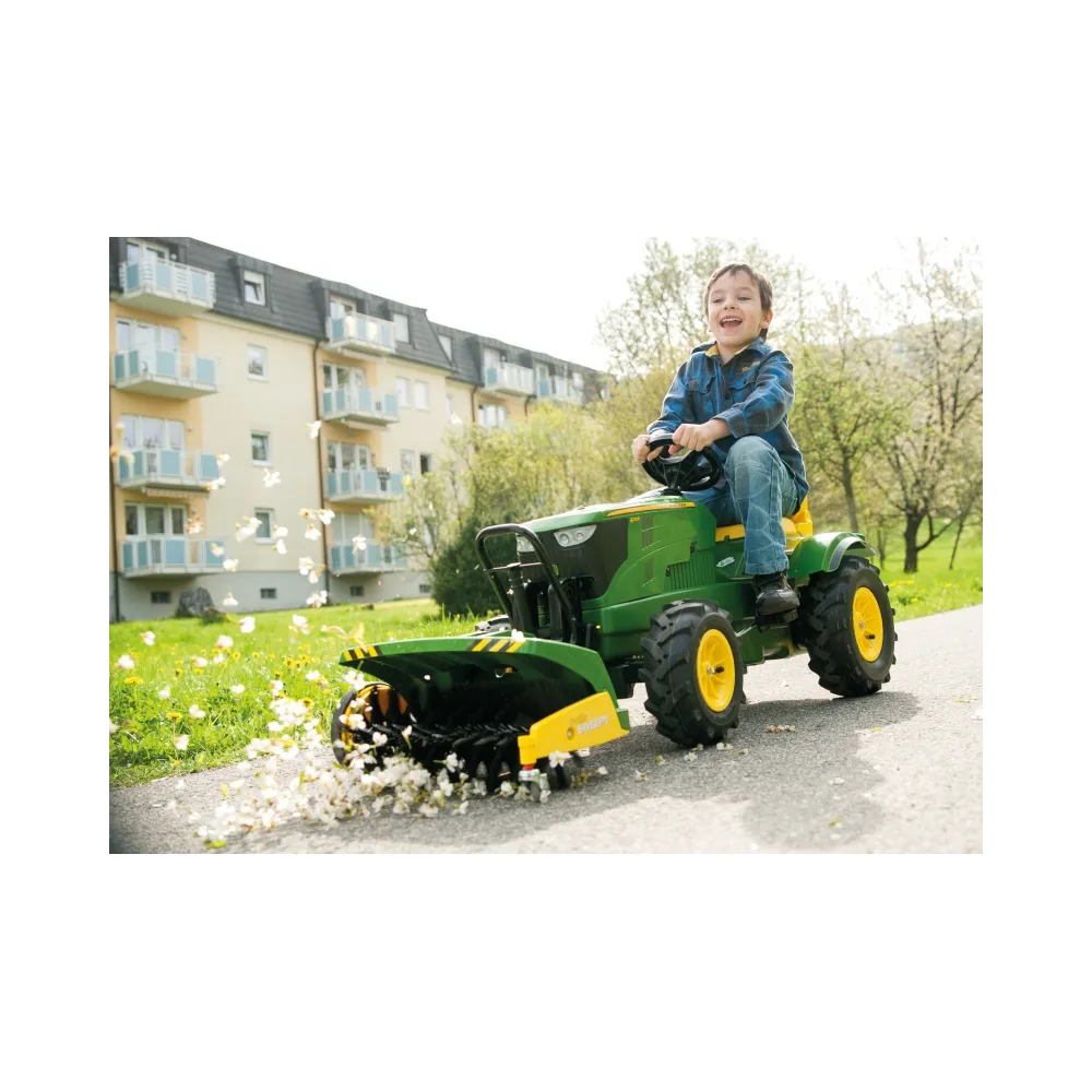 Funkcjonalna zamiatarka Rolly Toys na podwórku