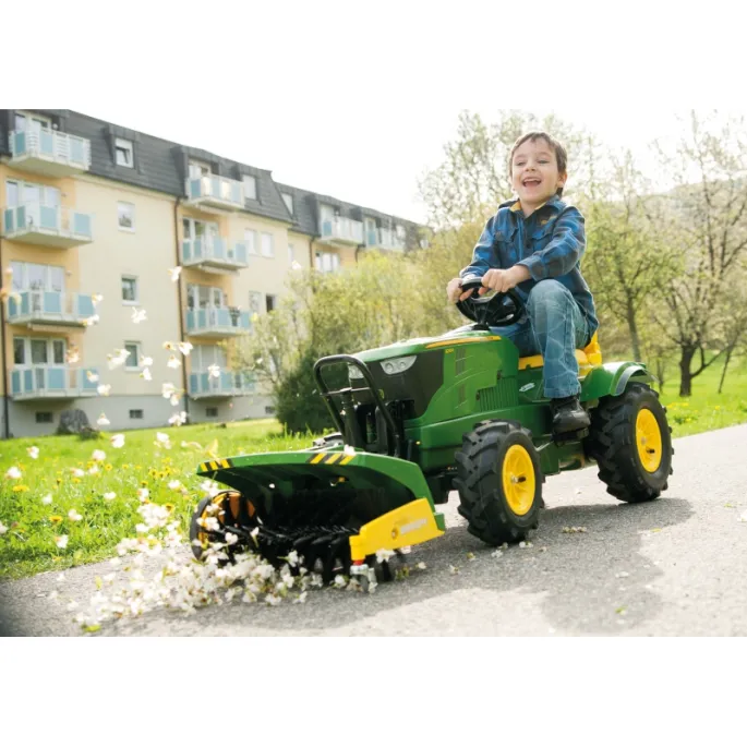 Funkcjonalna zamiatarka Rolly Toys na podwórku