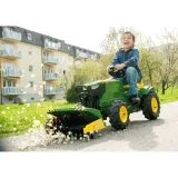 Funkcjonalna zamiatarka Rolly Toys na podwórku