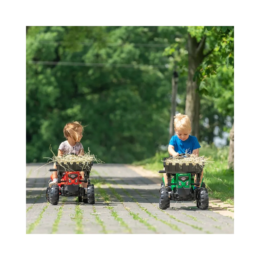 Czerwony traktorek z przyczepą i otwieraną maską