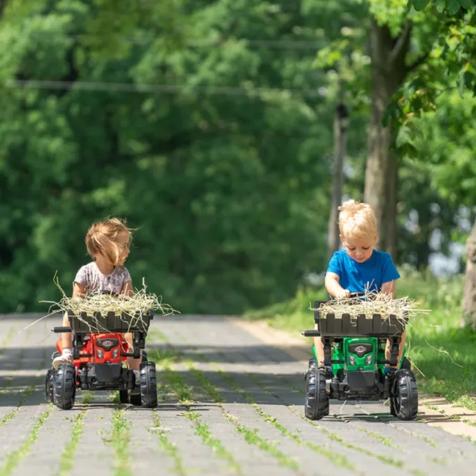 Czerwony traktorek z przyczepą i otwieraną maską