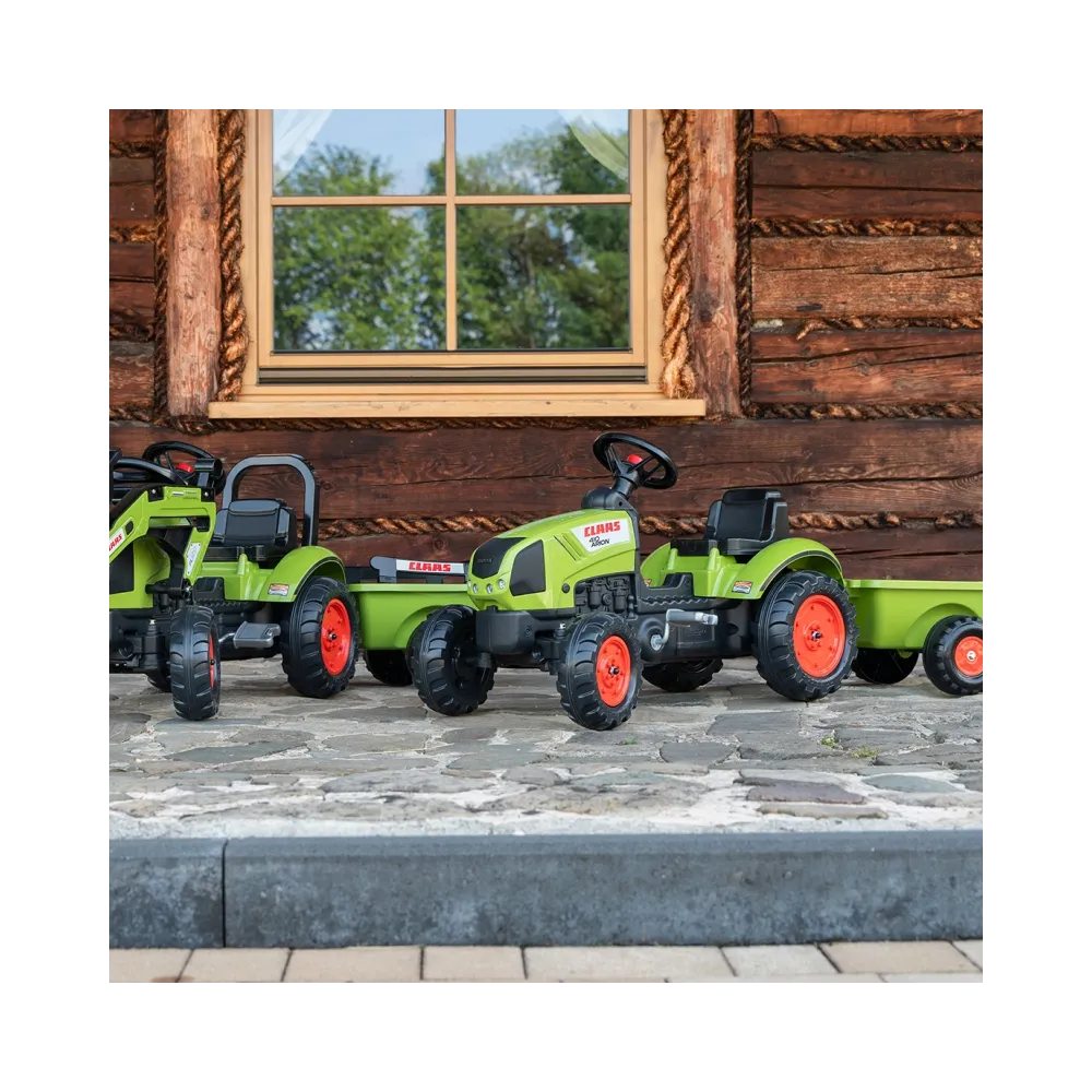 Dzieci bawią się traktorem na pedały z przyczepą
