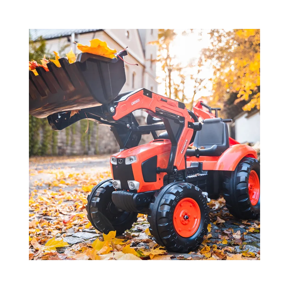 Pomarańczowy traktorek z przyczepką dla małych rolników