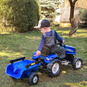 Zabawkowy traktor na pedały z klaksonem i otwieraną maską