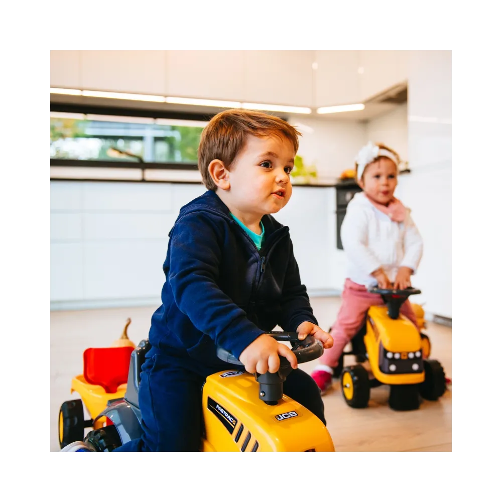 Maluch z traktorkiem rozwija zdolności manualne