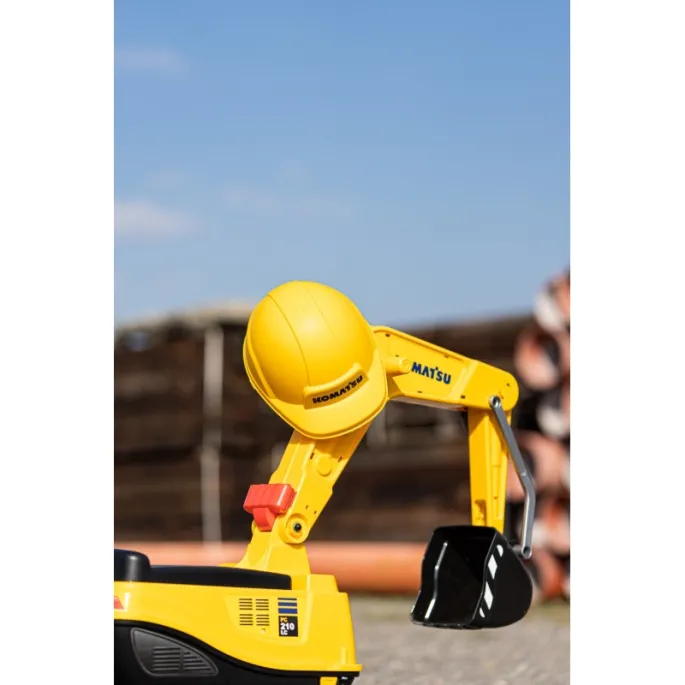 Zabawa z koparką rozwija motorykę i wyobraźnię.