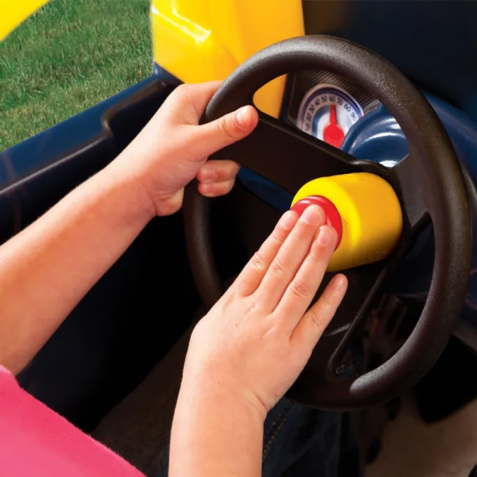 Dzieci bawią się na jeździku Little Tikes