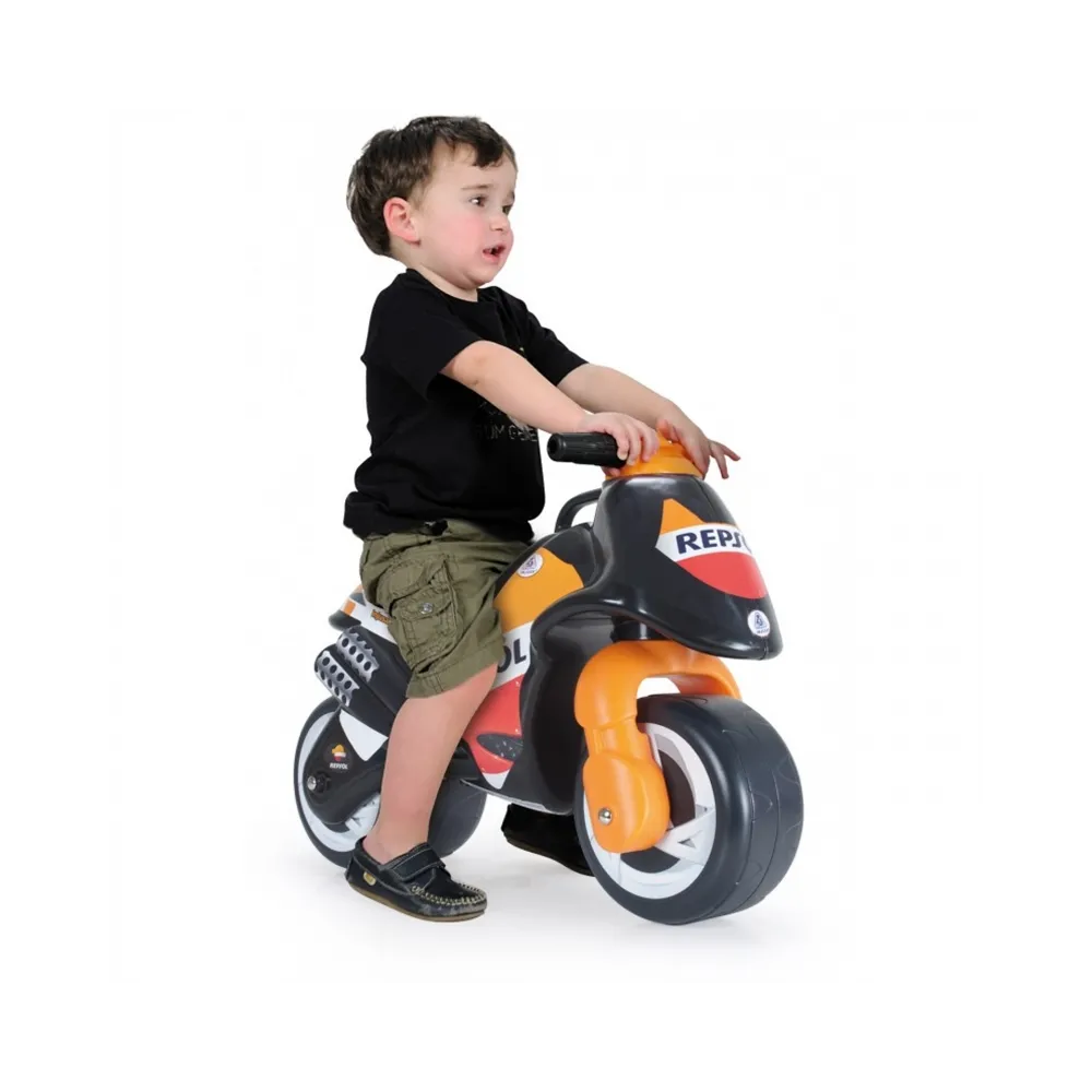 Szerokie koła pchacza zapewniają stabilność podczas jazdy.