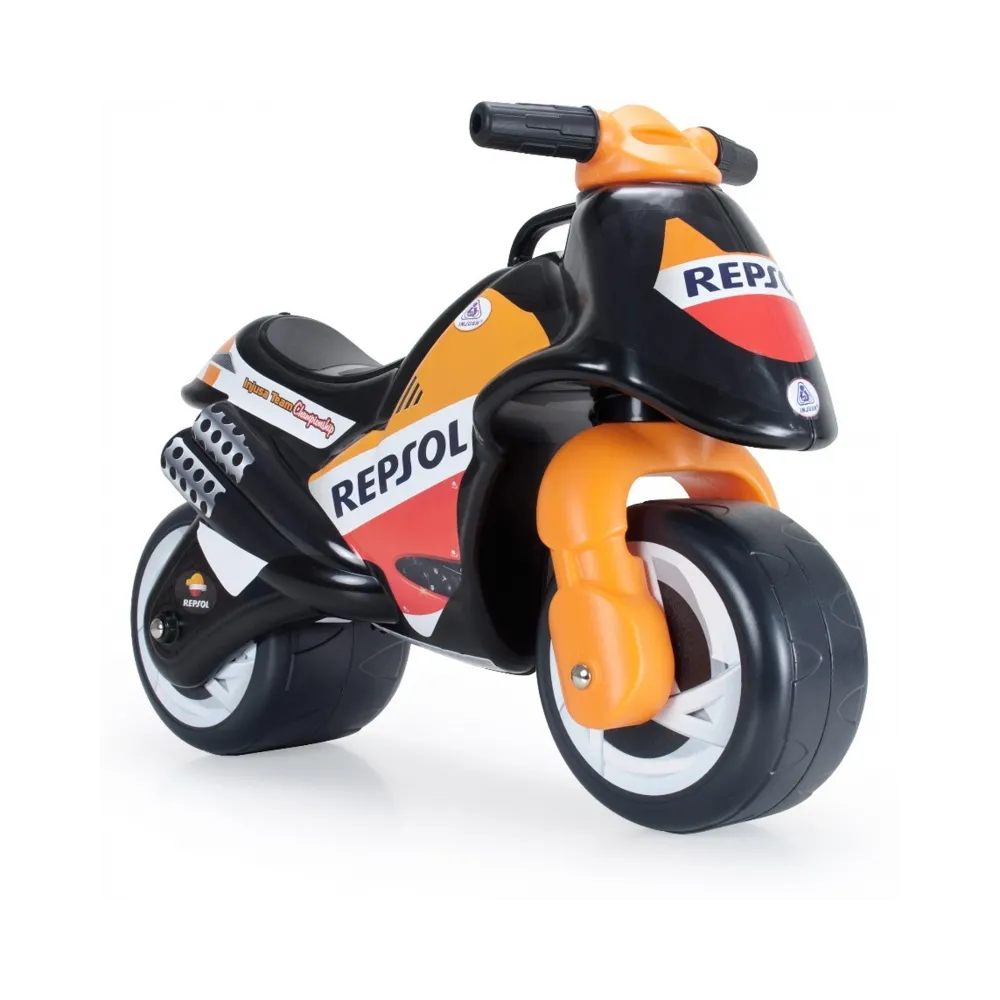 Komfortowe siedzisko jeździka umieszczone na odpowiedniej wysokości.