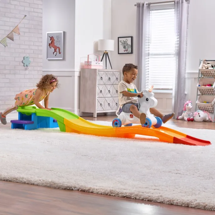 Dziecięca kolejka górska z antypodnośnymi stopniami