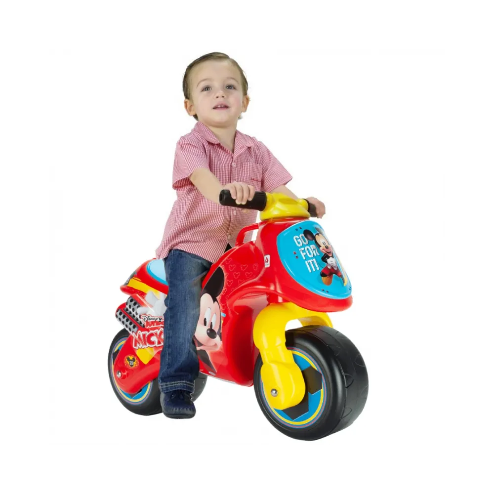 Stabilny rowerek biegowy dla maluchów od 18. miesiąca.