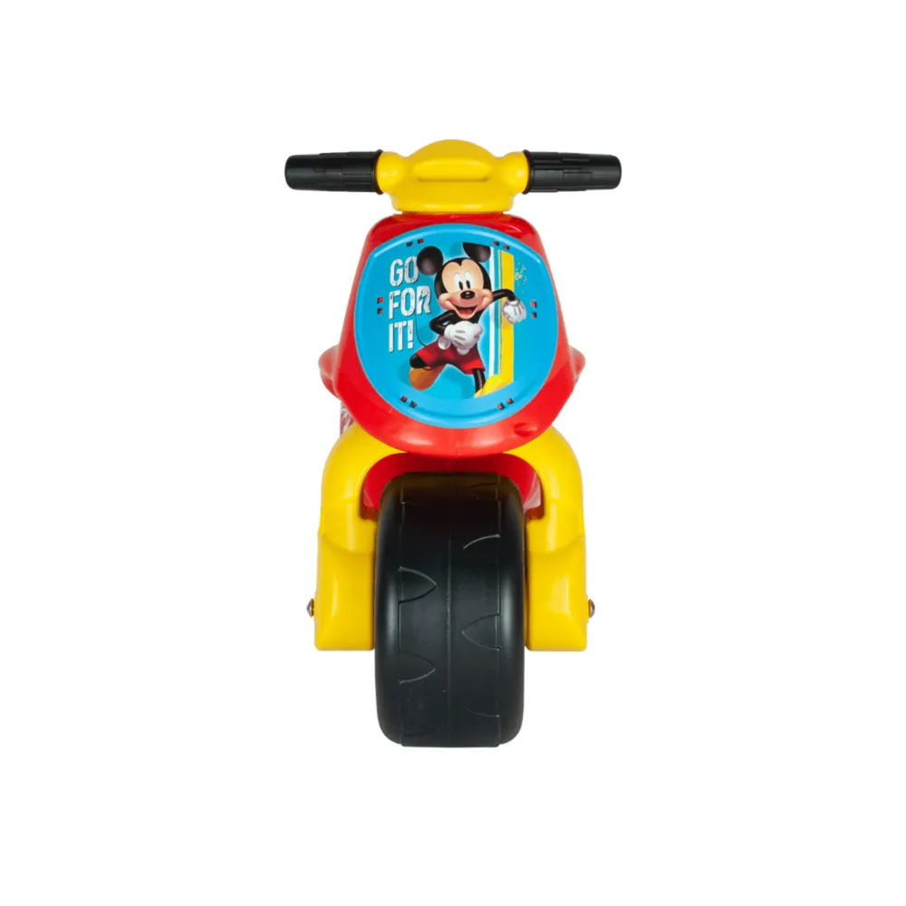 Skrętne kółko umożliwia łatwe manewrowanie jeździkiem.