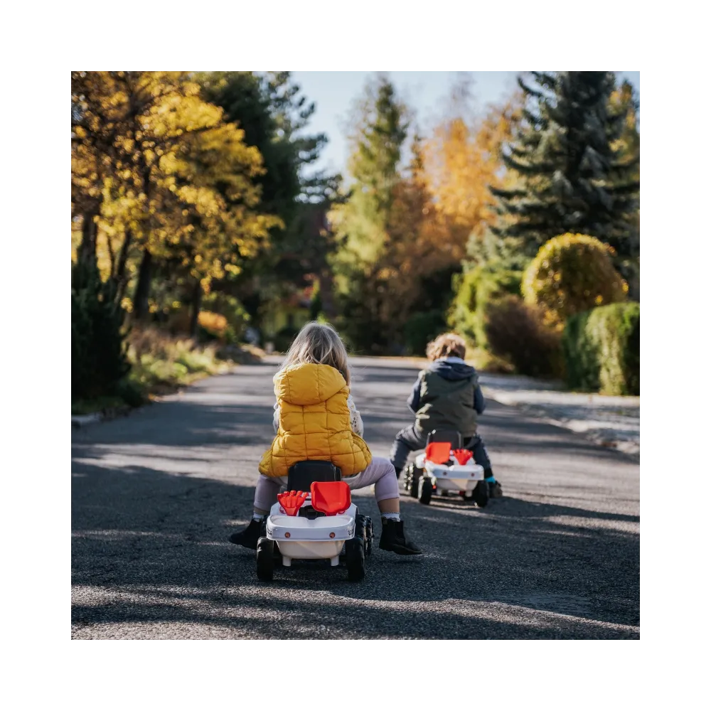 Dziecięcy jeździk z odczepianą przyczepką